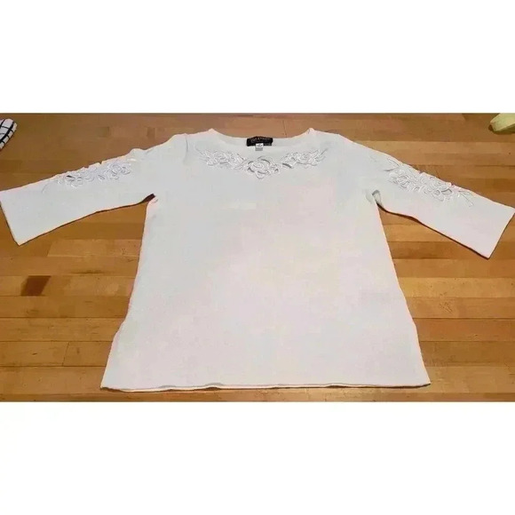 White Top Embroidered Roses Cut Out 3/4 Sleeve Bob Mackie 1990s Sz XS - Picture 2 of 12